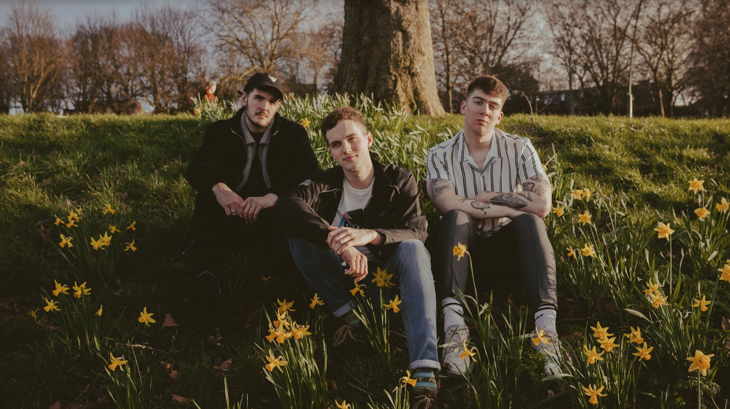 Fading Blonde Release New Single ‘Walking Distance’