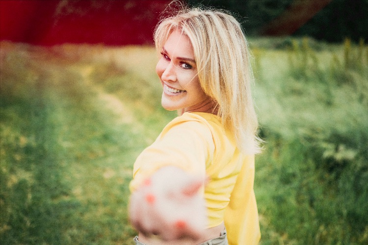 Jo O’Meara Releases New Track ‘On The Surface’