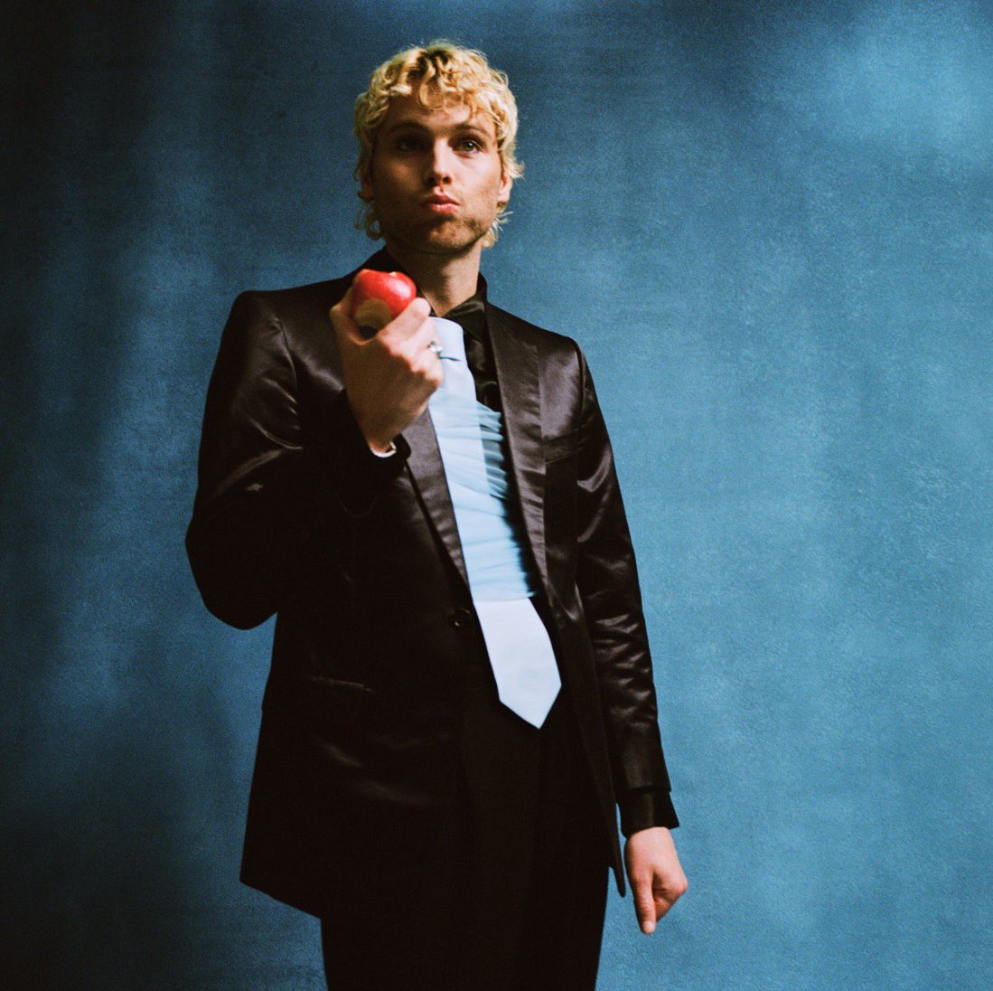 Luke Hemmings Shares New Single “Shakes”