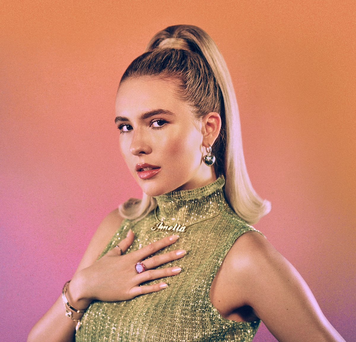 Mimi Webb Drops Music Video for “Freezing”