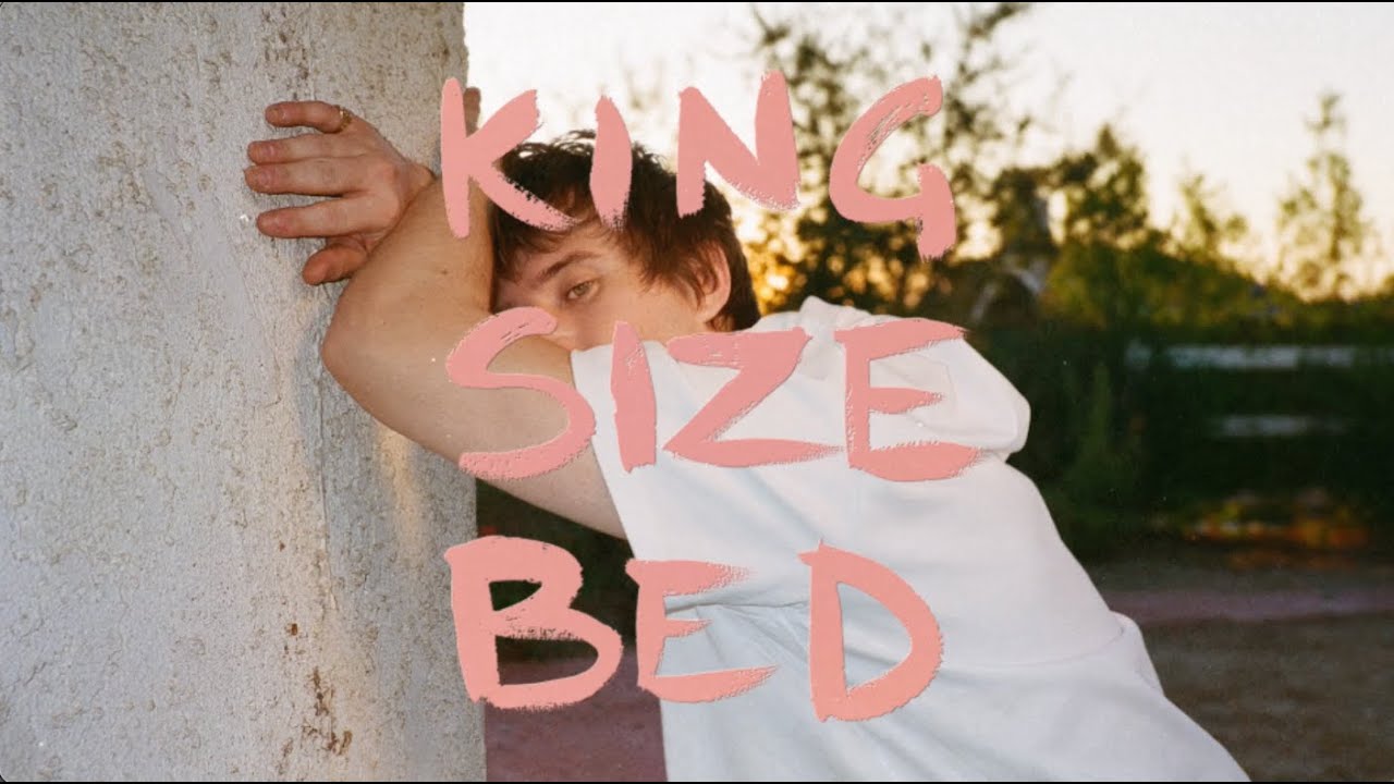 Alec Benjamin Shares “King Size Bed”