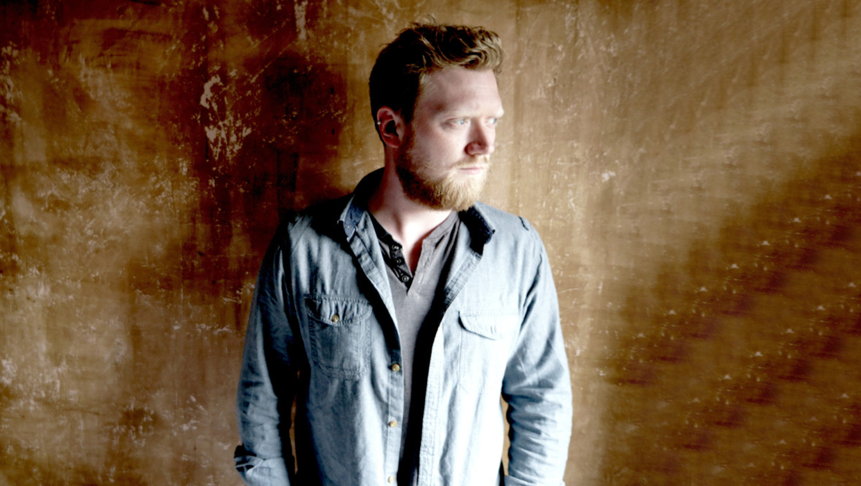 Gareth Dunlop Releases New Single and Video ‘Look Back Smiling’ 