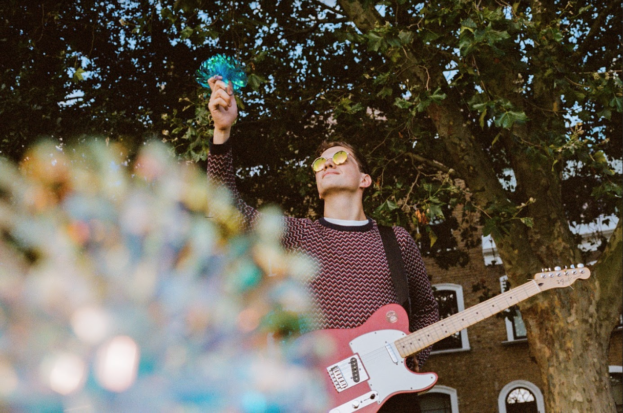 JOSEPH BELL and  TSATSAMIS Release ‘Dancing Days’