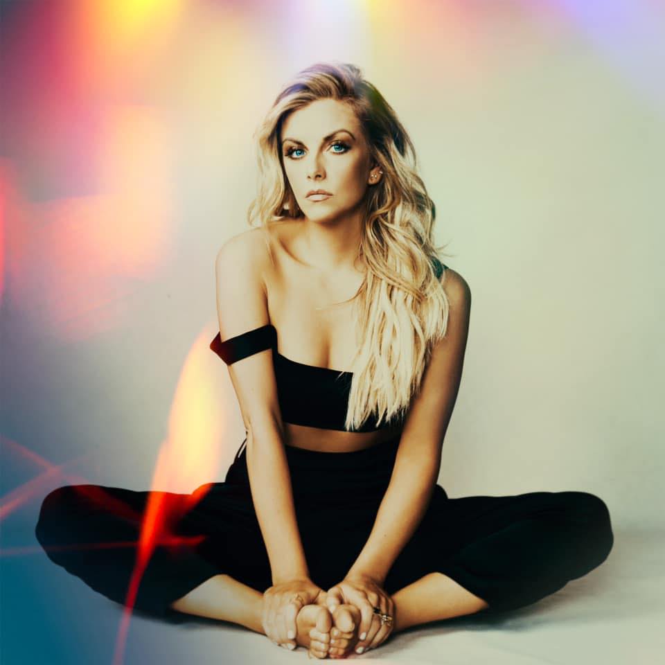 Lindsay Ell Drops Her New Single ‘Hit Me’