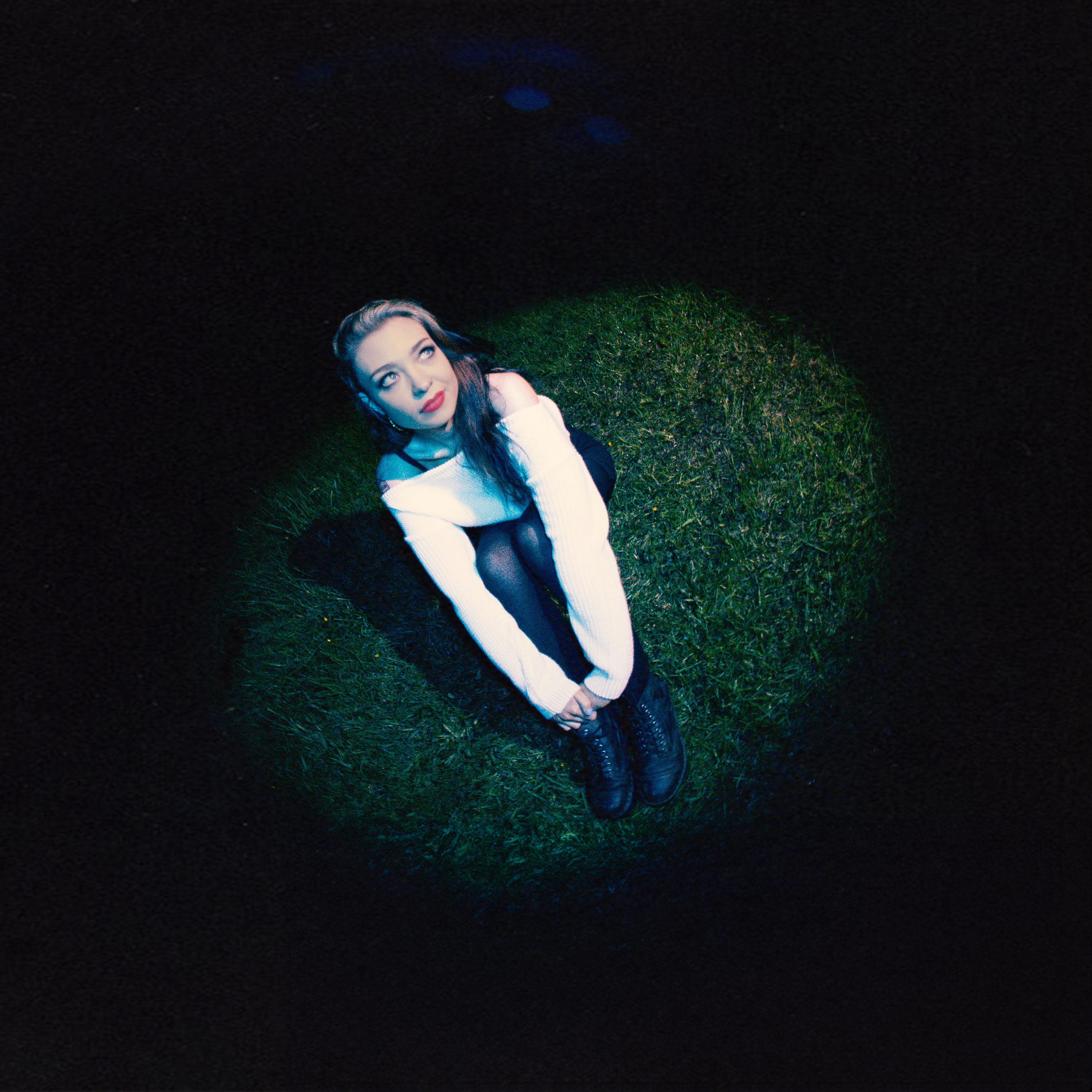 Hannah Robinson Releases Gorgeous ‘Blissfully Miles Away’