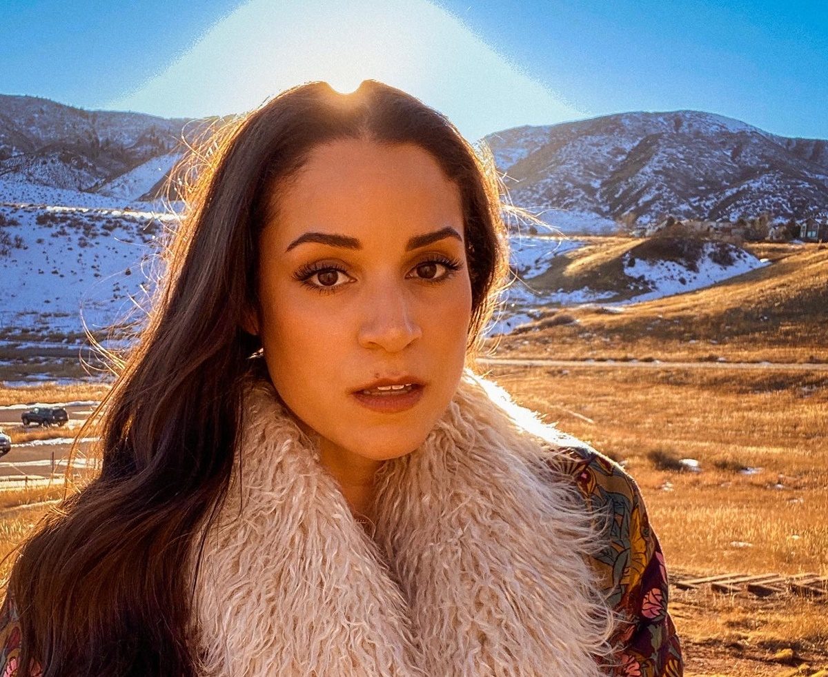 Gina Naomi Baez Releases Reflective New Single ‘Stick Around’