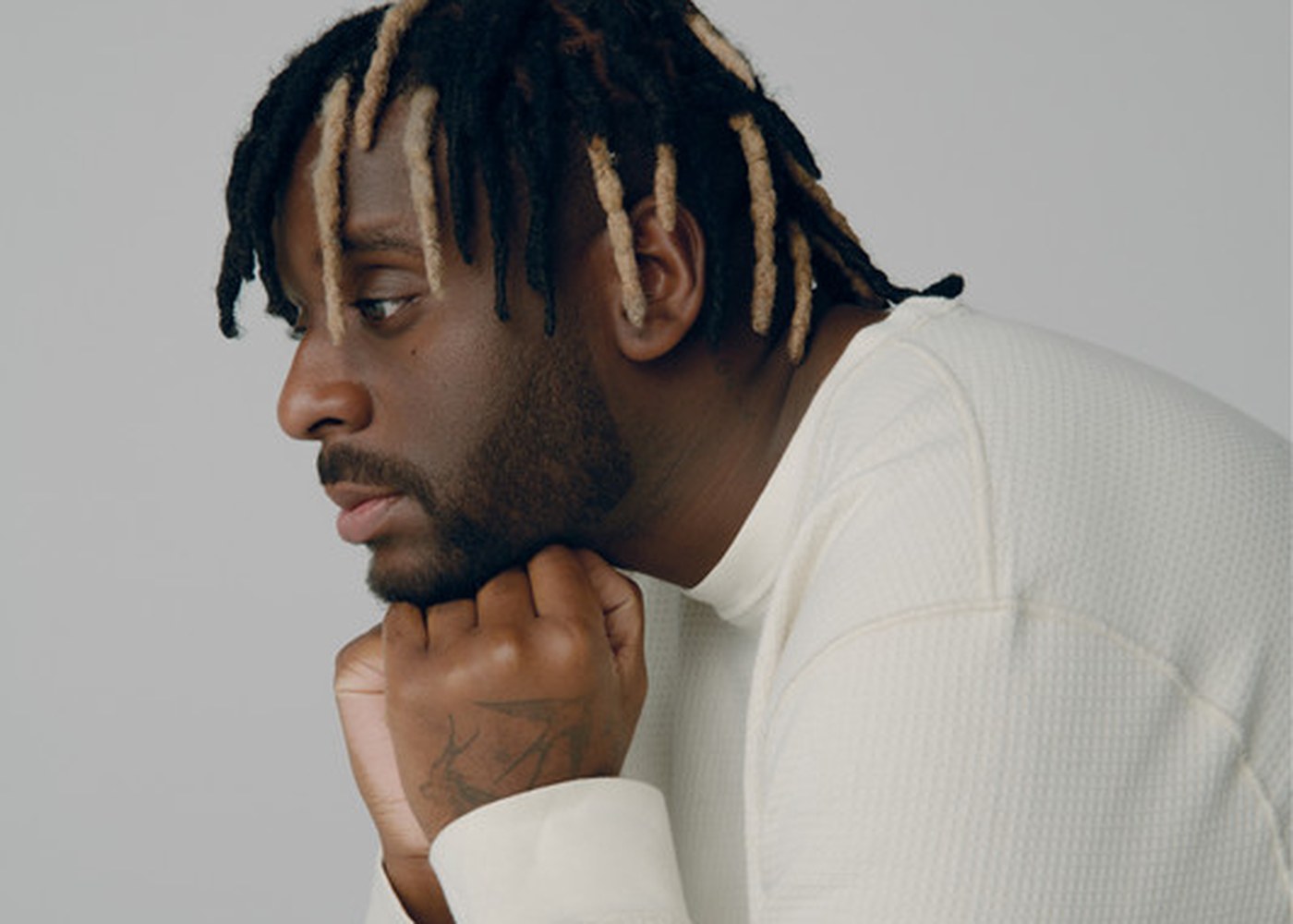 Myles Smith Releases New Song “Hold Me In The Dark”